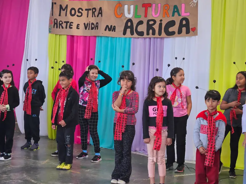 Crianças se apresentando no palco da Mostra Cultural da ACRICA